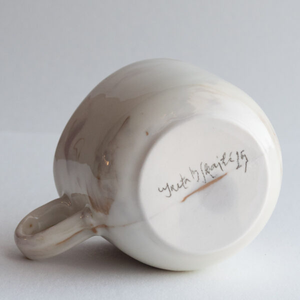 Skaite Mug 04 that relaxed into an oval shape